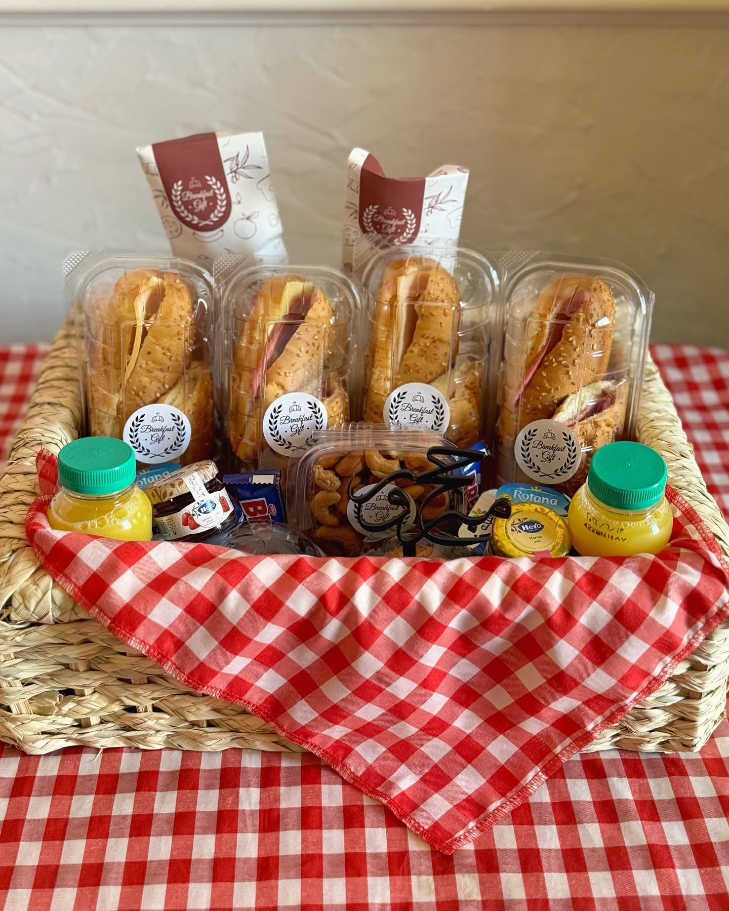 Hajj Mabroor Basket for Two (w/o Flowers)