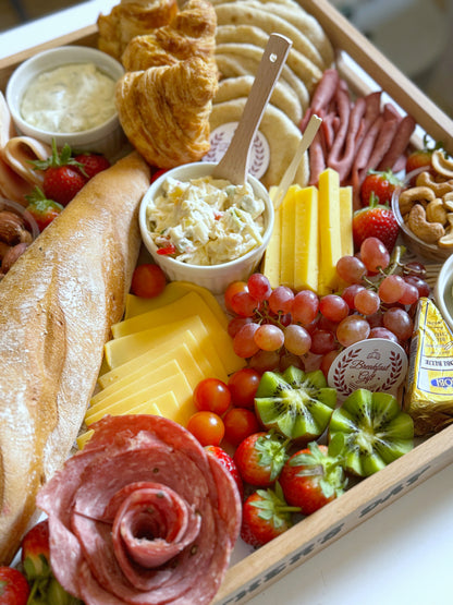 Close-up of the Family Suhoor Mother’s Day Gift Tray, highlighting fresh fruits, cold cuts, and assorted nuts.