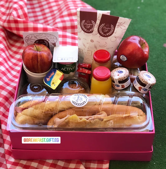 Breakfast with sandwiches in a box (2 persons)