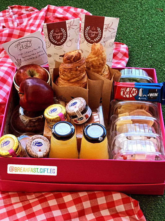 Basic Breakfast in a box (2 persons)